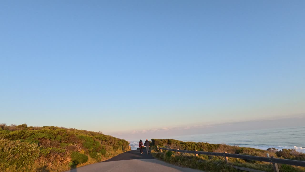 경치 좋은 해안 길 을 따라 고 있는 사람 들