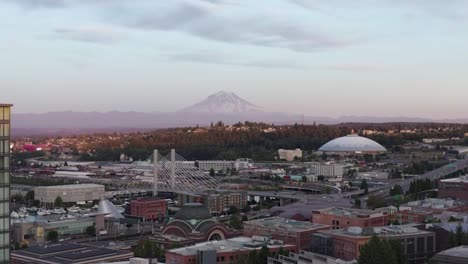 Vista-Lejana-Del-Monte-Rainier-Desde-El-Punto-De-Vista-Del-Centro-De-Tacoma-En-Washington,-Estados-Unidos