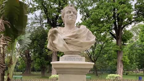 Marble-statue-of-Emperor-Augustus-at-Victoria-Memorial,-Kolkata