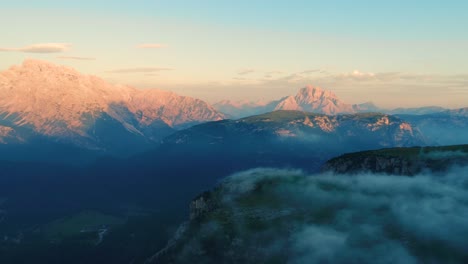 Nationalpark-Drei-Zinnen-In-Den-Dolomiten.-Wunderschöne-Natur-Italiens.