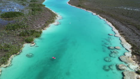 vista aérea con vistas al canal de los rápidos de bacalar, en la soleada quintana roo, méxico