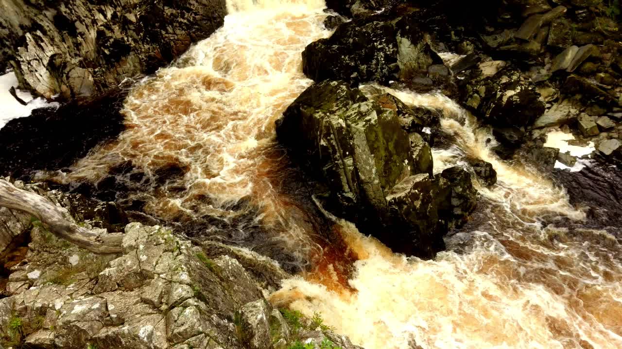 바위 같은 거친 강의 공중 다운 팬