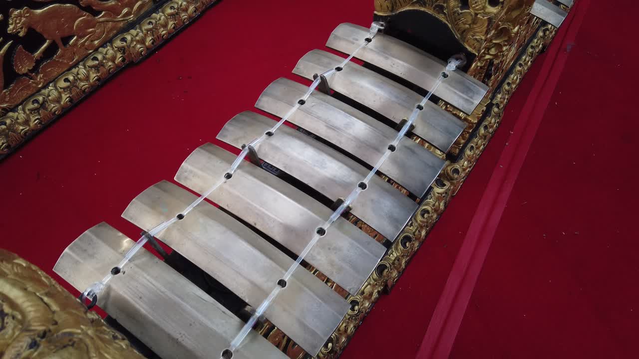 instrumentos musicales gamelan de bali indonesia en el escenario, percusión de bronce de asia hinduismo balinés arte y cultura