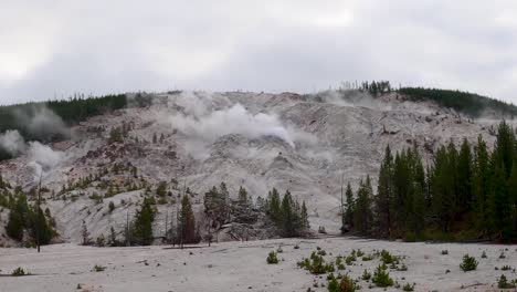 lapso de tiempo de la montaña rugiente en la cuenca del géiser norris en el parque nacional de yellowstone