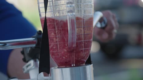 smoothie preparándose en una bicicleta de smoothie en francia