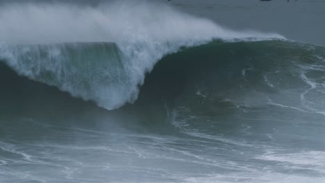 Great-slow-motion-wave-in-Nazaré,-Portugal