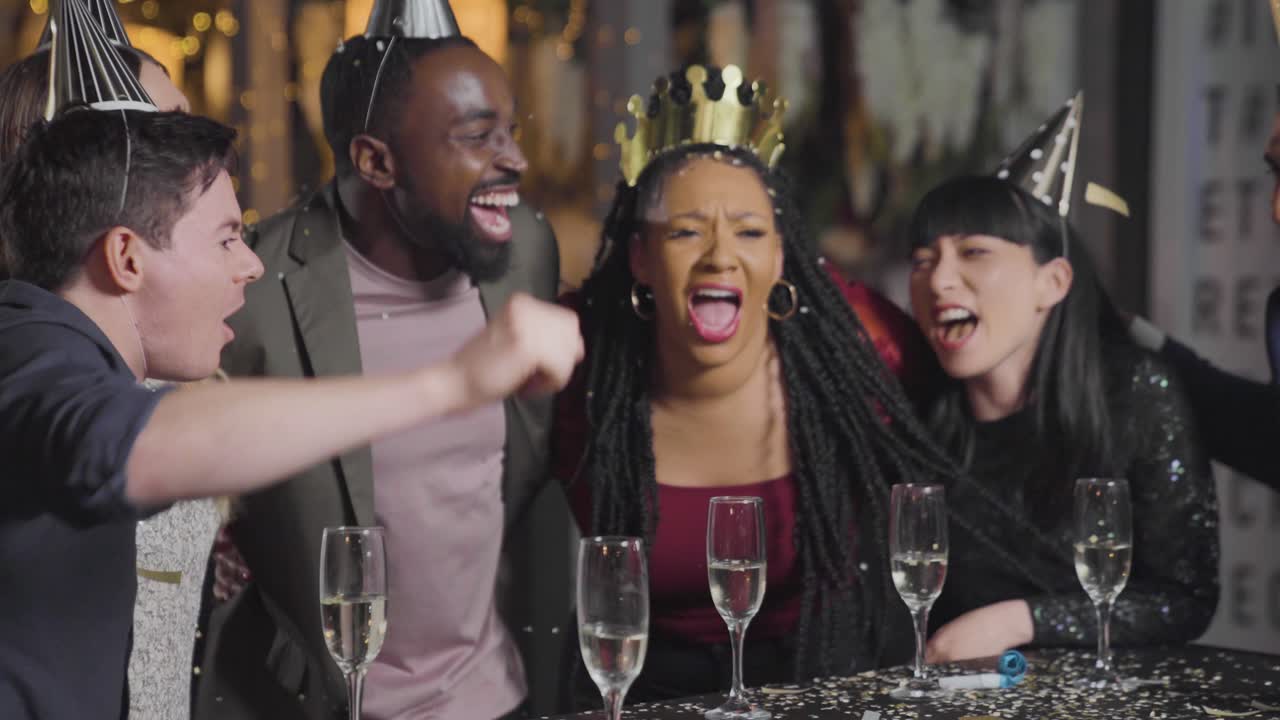 tiro de seguimiento acercándose a amigos brindando sus bebidas durante las celebraciones de fin de año