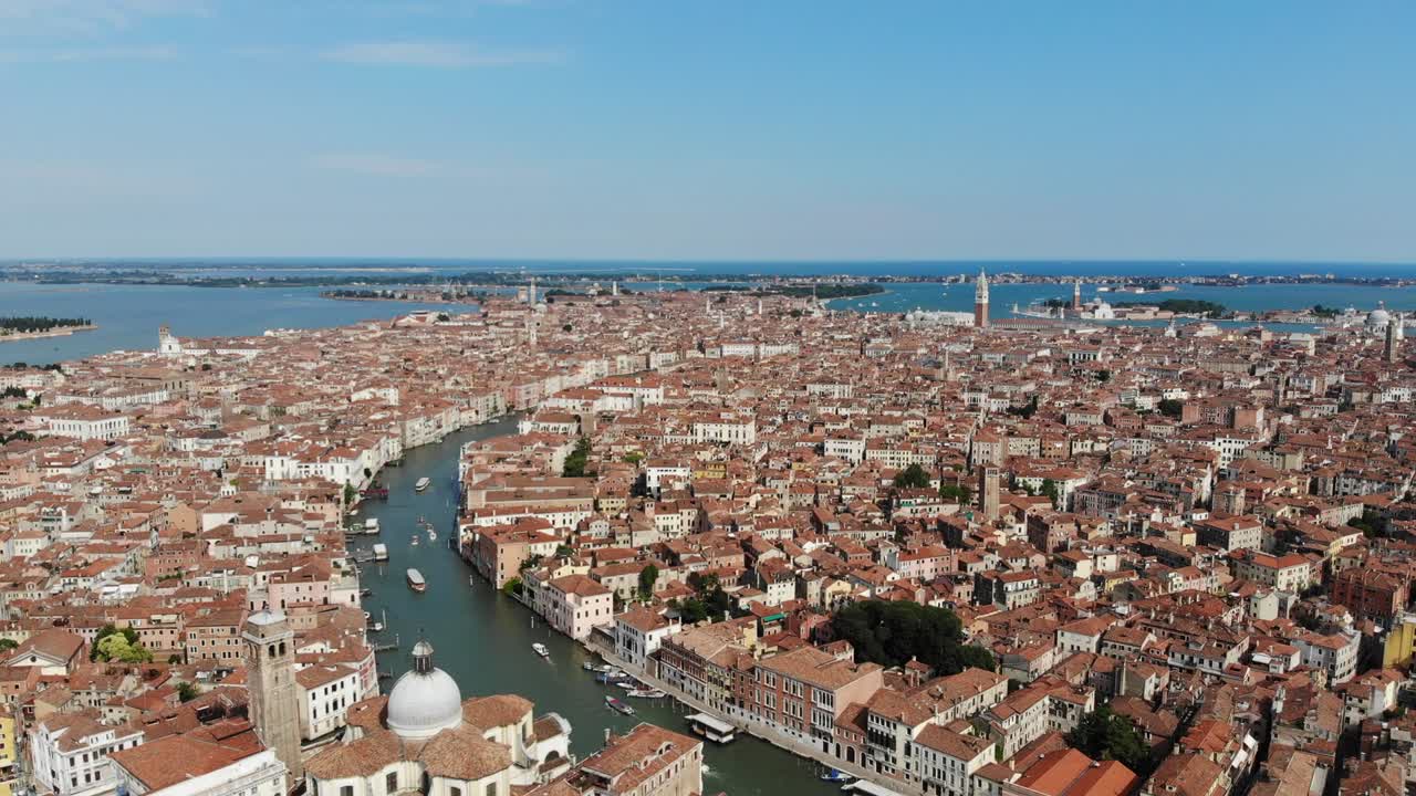 una vista de un dron del gran canal en venecia, italia