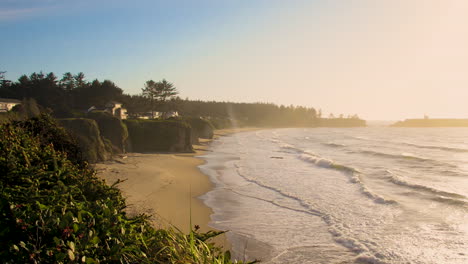 Olas-Rodando-En-La-Costa-En-La-Costa-De-Oregon-Cerca-De-La-Bahía-De-Coos