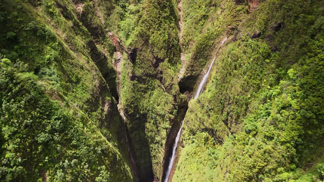 captura al revés de las cataratas sagradas en oahu hawaii