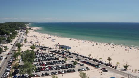 muskegon, plaża michigan nad jeziorem michigan z ruchem wideo z drona