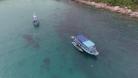 Barcos-Anclados-Cerca-De-La-Playa