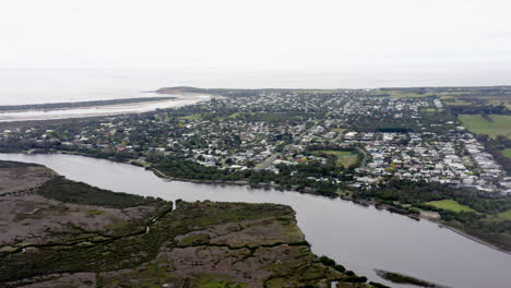 antena sobre municipio costero y cabezas de río