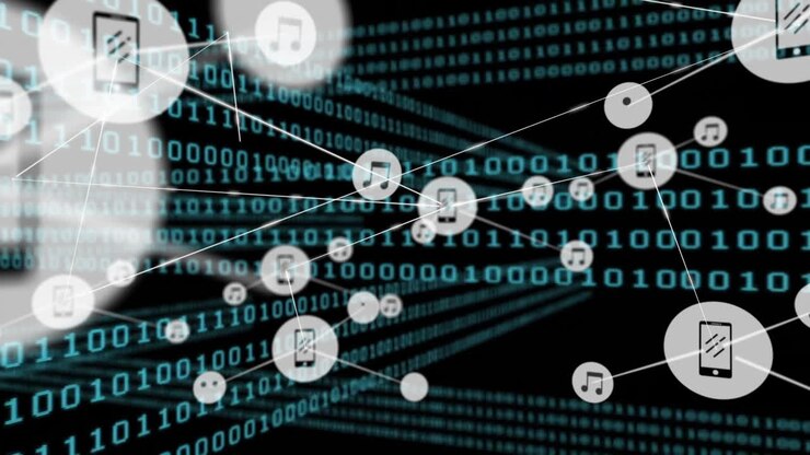Datanettverksanimasjon med binærkode og musikkikoner forbundet med linjer.