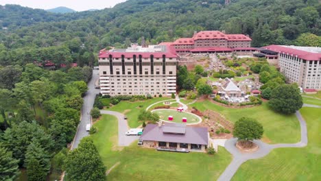 Video-De-Dron-De-4k-Del-Centro-De-Convenciones,-Spa-Y-Campo-De-Golf-En-El-Histórico-Grove-Park-Inn-En-Asheville,-Nc-En-Un-Día-Soleado-De-Verano-3