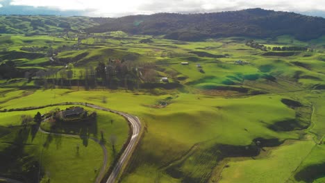 Verdes-Colinas-Onduladas-De-Nueva-Zelanda,-Idílica-Vista-Aérea-Del-Campo