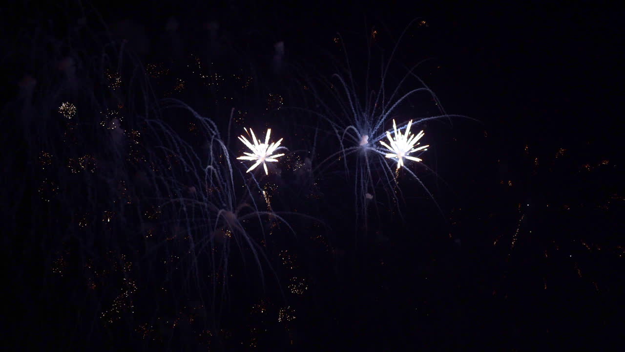 Splendido spettacolo astratto e colorato di fuochi d'artificio nel cielo notturno, simbolo di festa e anniversario di Capodanno per lo sfondo