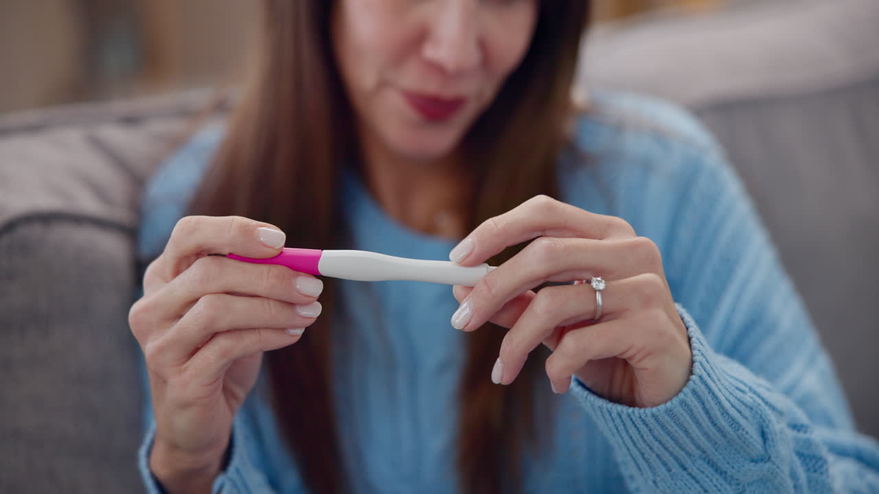 Mujer con prueba de embarazo positiva