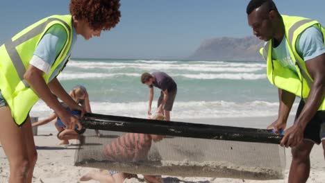 voluntarios limpiando la playa en un día soleado 4k