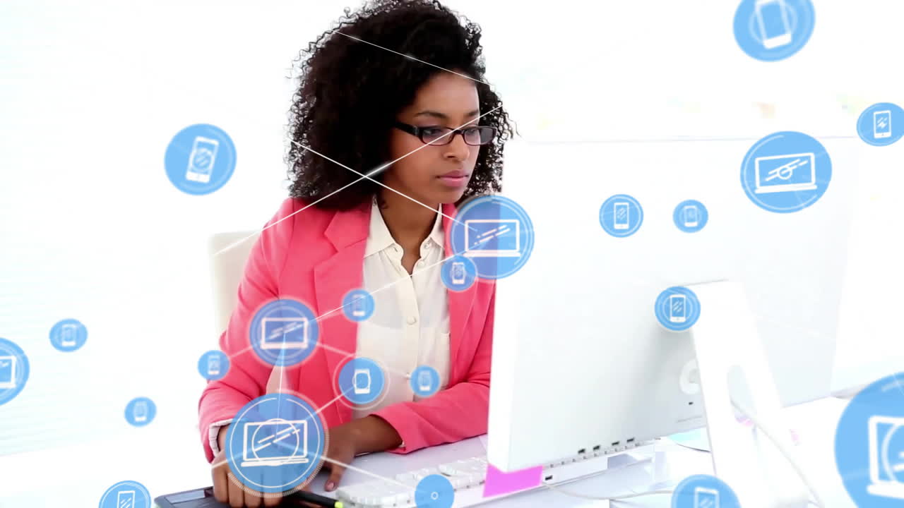 Animazione di una rete di connessioni con icone di dispositivi su una donna d'affari birazziale in ufficio.