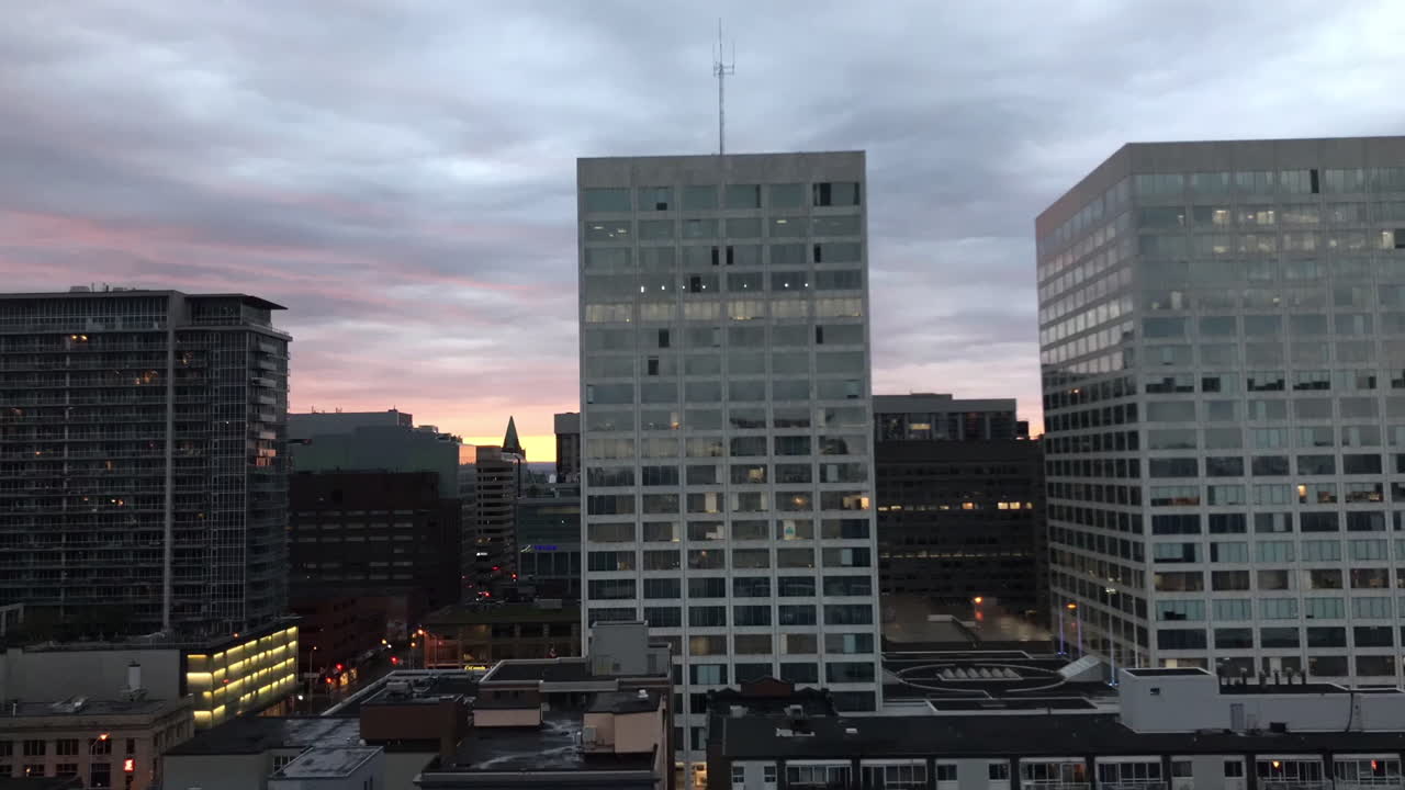 amplia ciudad de lapso de tiempo de edificios de ottawa y nubes que se mueven rápidamente, pasando del día a la noche, de naturaleza ardiente a oscura