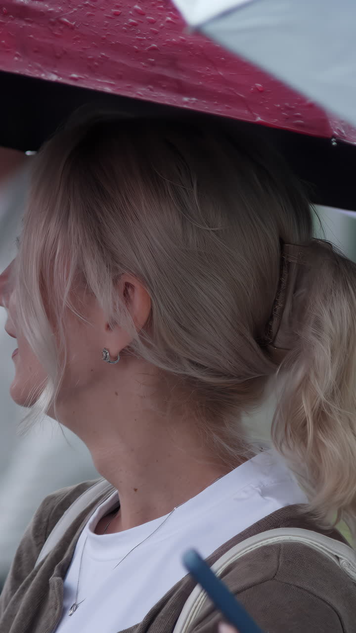 비가 오는 동안 우산 에 있는 여자