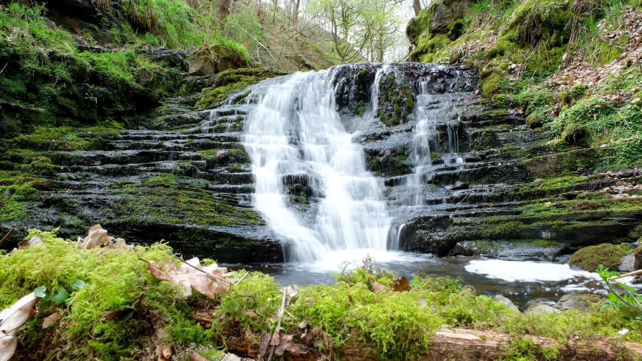 Wasserfall im Wald in Großbritannien, Slider-Aufnahme.
