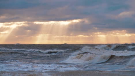 Tormenta-De-Mar-Con-Grandes-Olas-Al-Atardecer