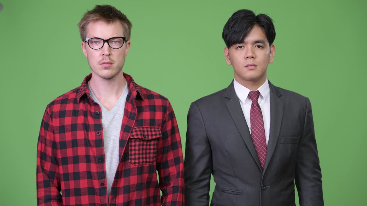 젊은 잘생긴 아시아 사업가와 젊은 스칸디나비아 사업가가 함께 일하고 있습니다.