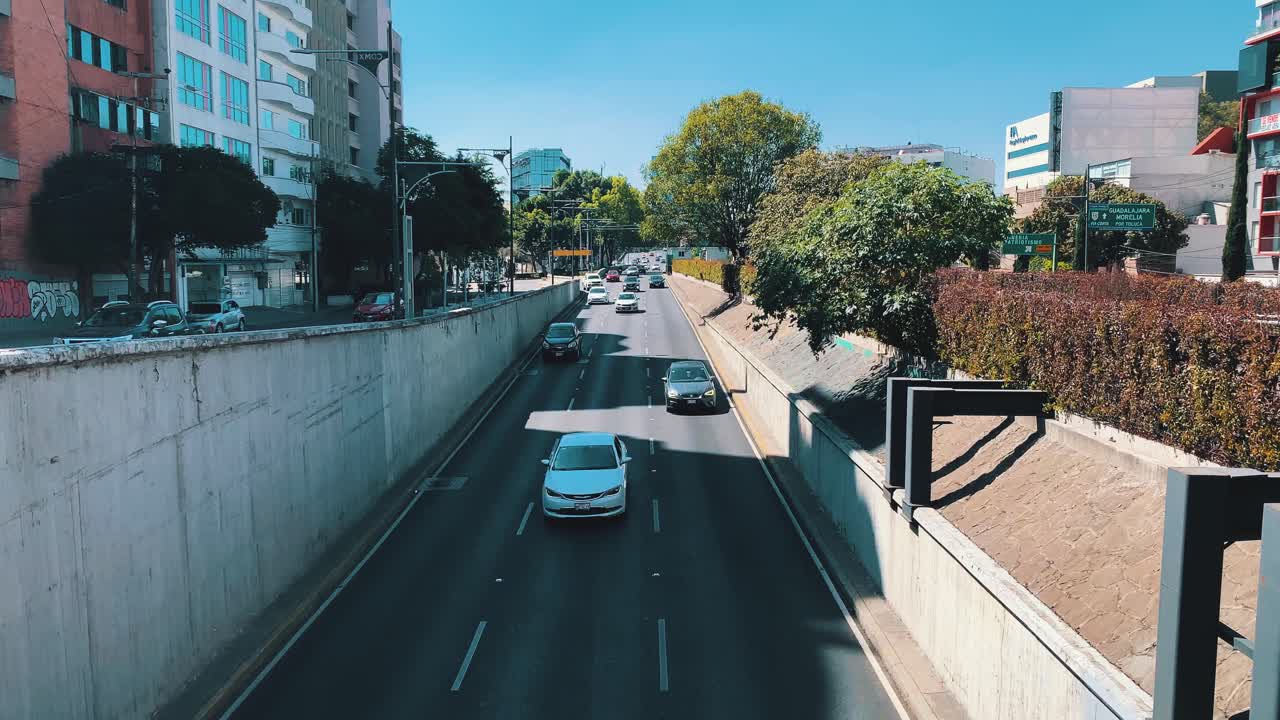 timelapse que muestra una avenida muy concurrida en la ciudad de méxico