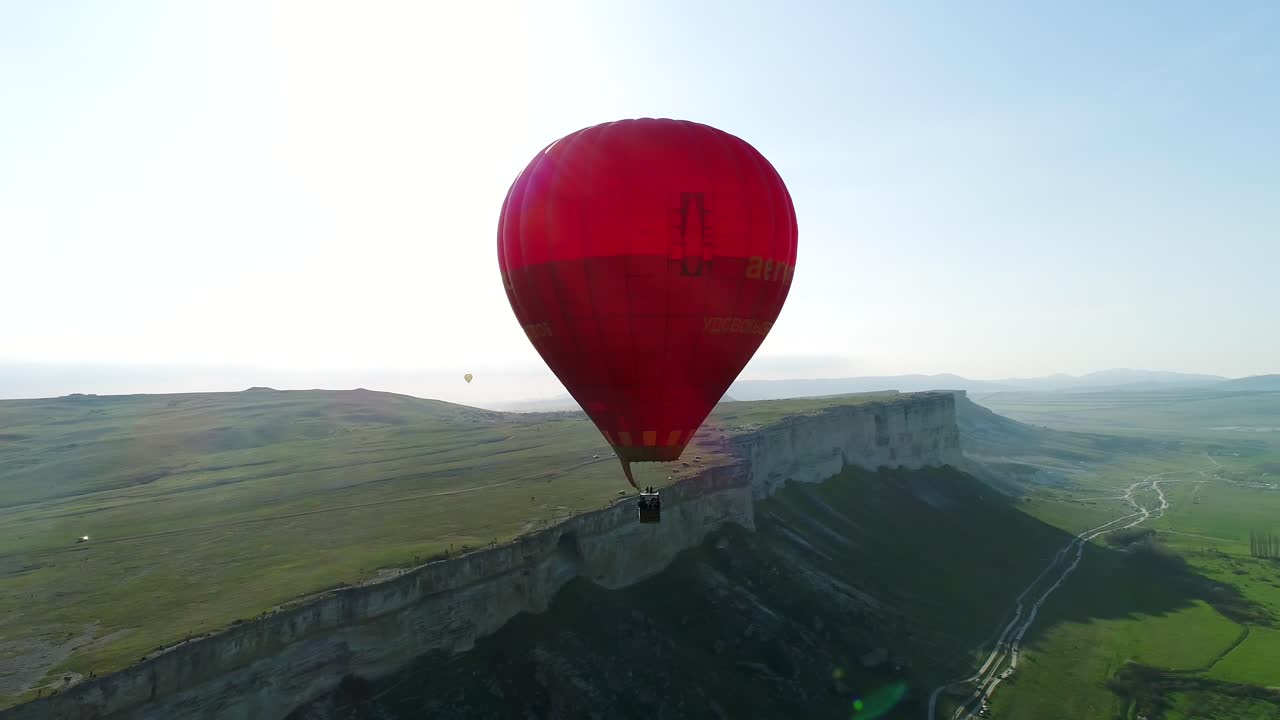 vuelo en globo de aire caliente sobre un valle de montaña