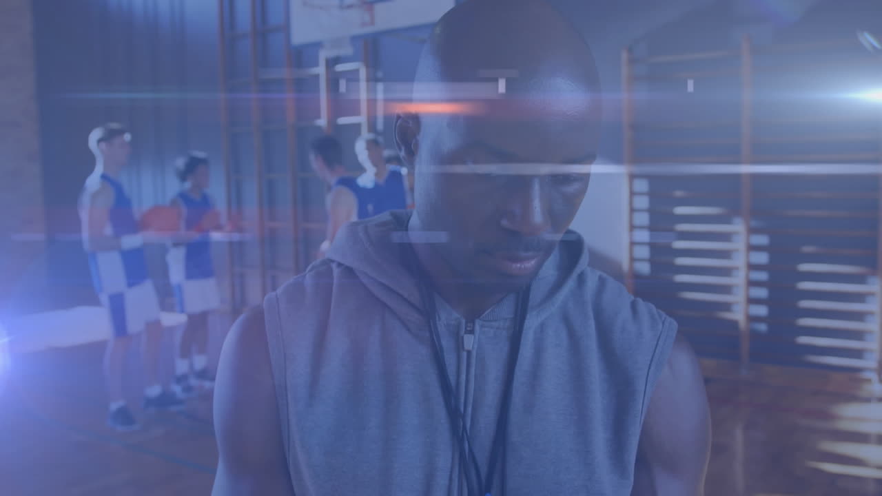 animación de líneas de luz sobre un hombre afroamericano sonriendo en la cancha de baloncesto