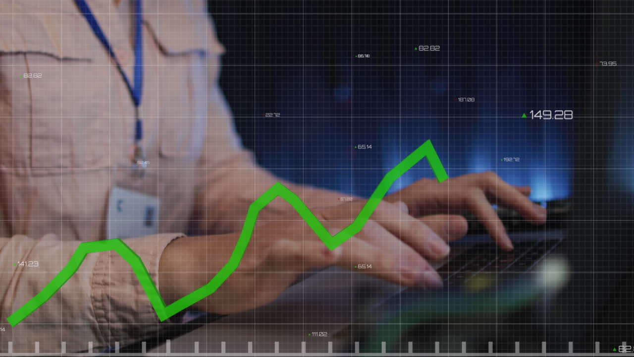 animación del procesamiento de datos sobre una ingeniera informática caucásica usando una computadora portátil por un servidor informático