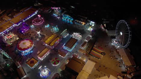 Las-Coloridas-Luces-Nocturnas-De-Un-Parque-De-Atracciones-Público-Durante-La-Noche---Plano-General