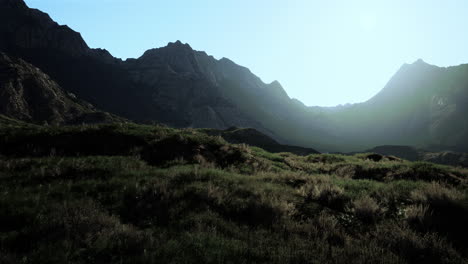 una espectacular cordillera con un valle verde