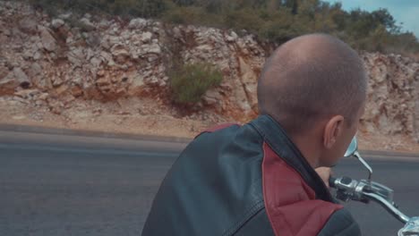 hombre en una motocicleta en una carretera panorámica