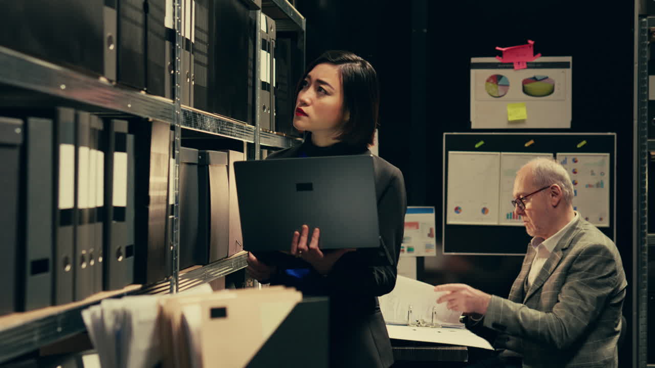 un investigador privado buscando viejas carpetas en el archivo.