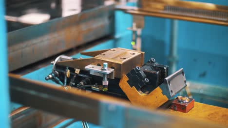 detalle de producción de metal para la lavadora en la fábrica de electrodomésticos
