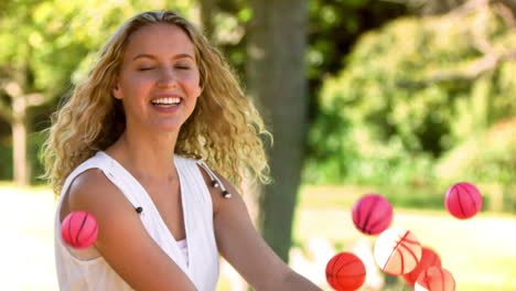 Blonde-Frau-In-Zeitlupe-Sitzt-Hinter-Bällen