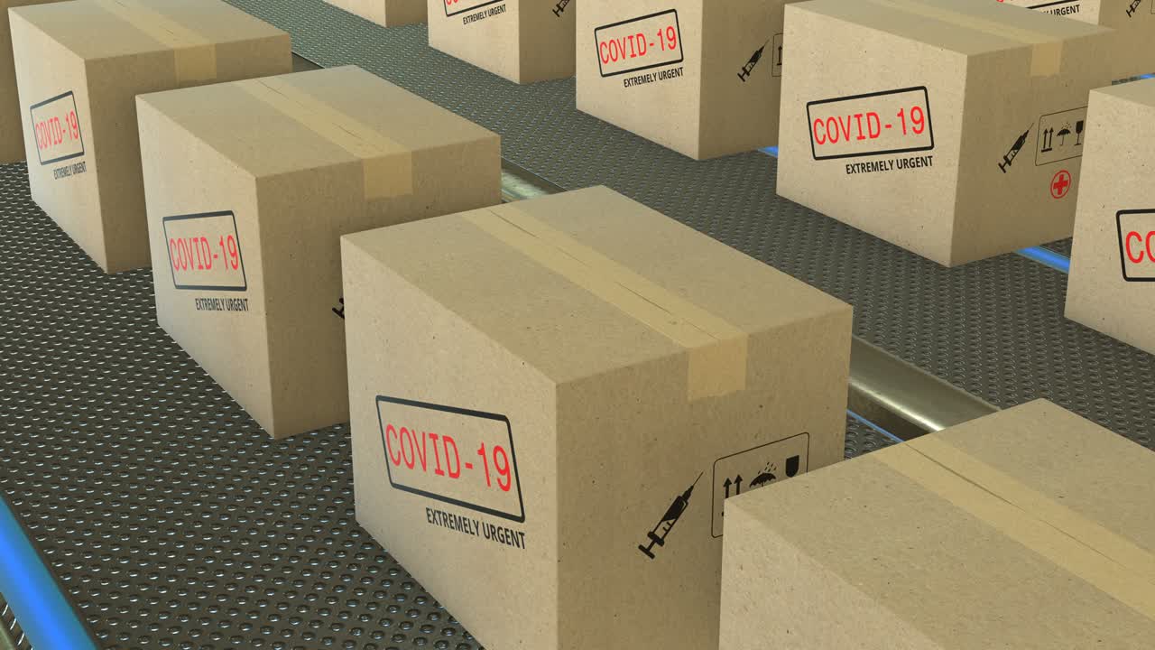 vacuna contra la covid-19 gran cantidad de paquetes transportados en el sistema de cinta transportadora sin problemas. hermosas cajas de cartón que se mueven en el almacén animado en 3d. concepto de entrega. video de stock