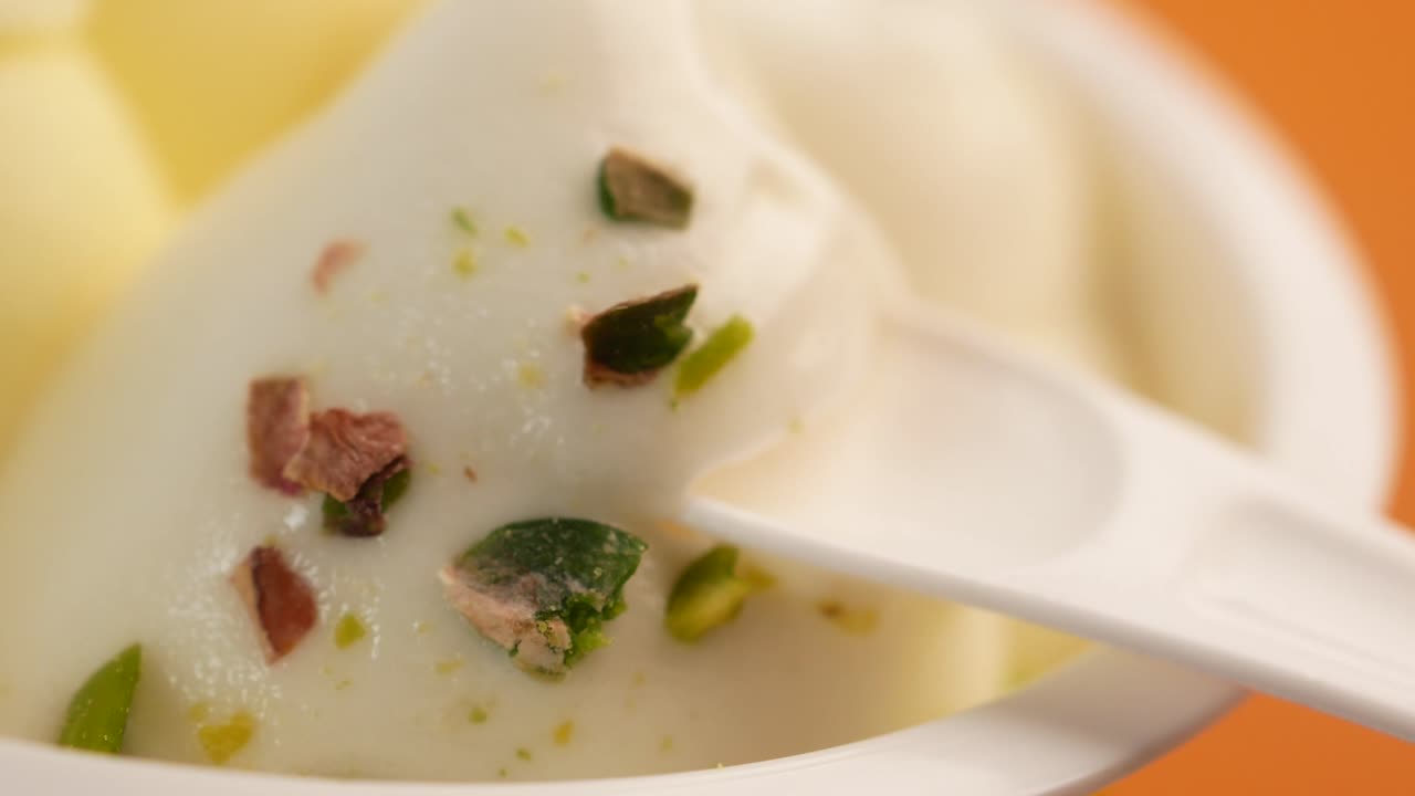 primer plano de helado con sabor a pistacho y pétalo de rosa