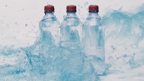 Botellas-De-Agua-Potable-Fresca-En-Agua-Azul-Salpicada.-Filmada-Con-Una-Cámara-En-Cámara-Súper-Lenta-De-1000-Fps.