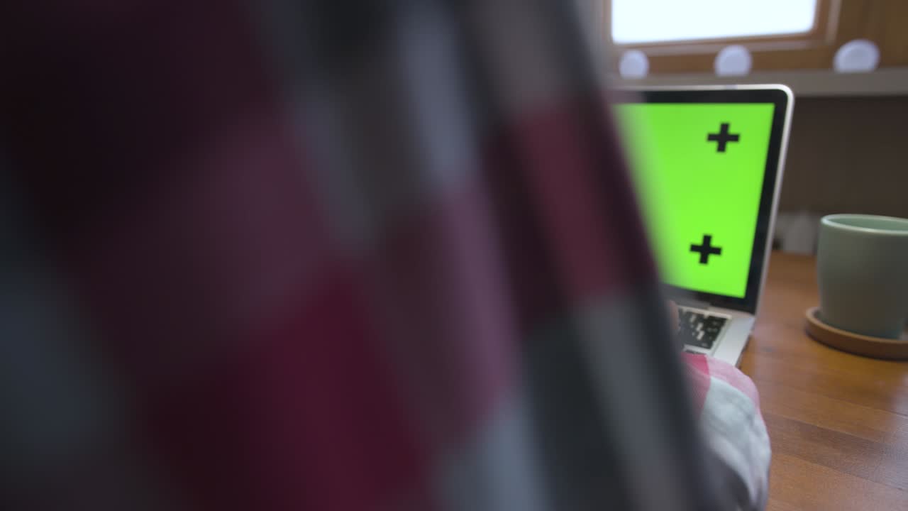 manos de mujer escribiendo y desplazándose en un trackpad en un ordenador portátil ordenador portátil de primer plano. puntos de seguimiento con un alfiler de perspectiva en ángulo. oficina en casa y trabajo remoto