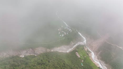 Luftdrohnenflugansicht-Einer-Lodge,-Hostal,-Camping,-Hotel,-Cabana-Auf-Der-Trekkingroute-Nach-Machu-Picchu,-Peru