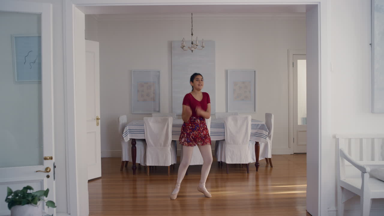una adolescente feliz bailando divirtiéndose bailando celebrando un adolescente juguetón disfrutando de la libertad en casa imágenes en 4k