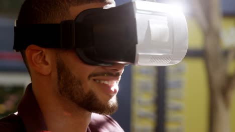 hombre usando auriculares de realidad virtual 4k 4k