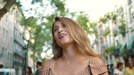 closeup de una chica alegre posando para la cámara al aire libre. retrato de una mujer riendo.