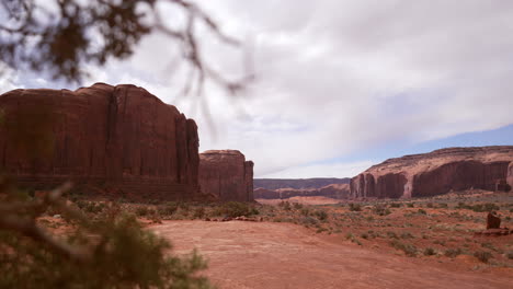 Kilometerlange-Rote-Felsformationen-Im-Monument-Valley-Desert-Park