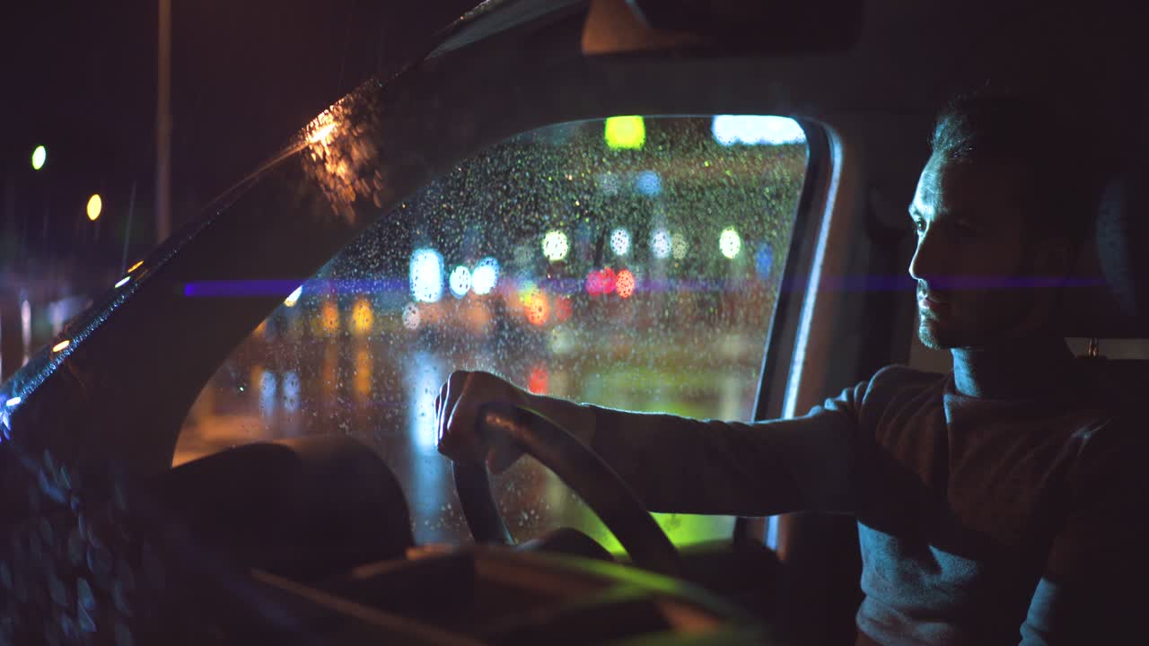 차 의 스티어링  뒤 에 앉아 있는 잘생긴 남자