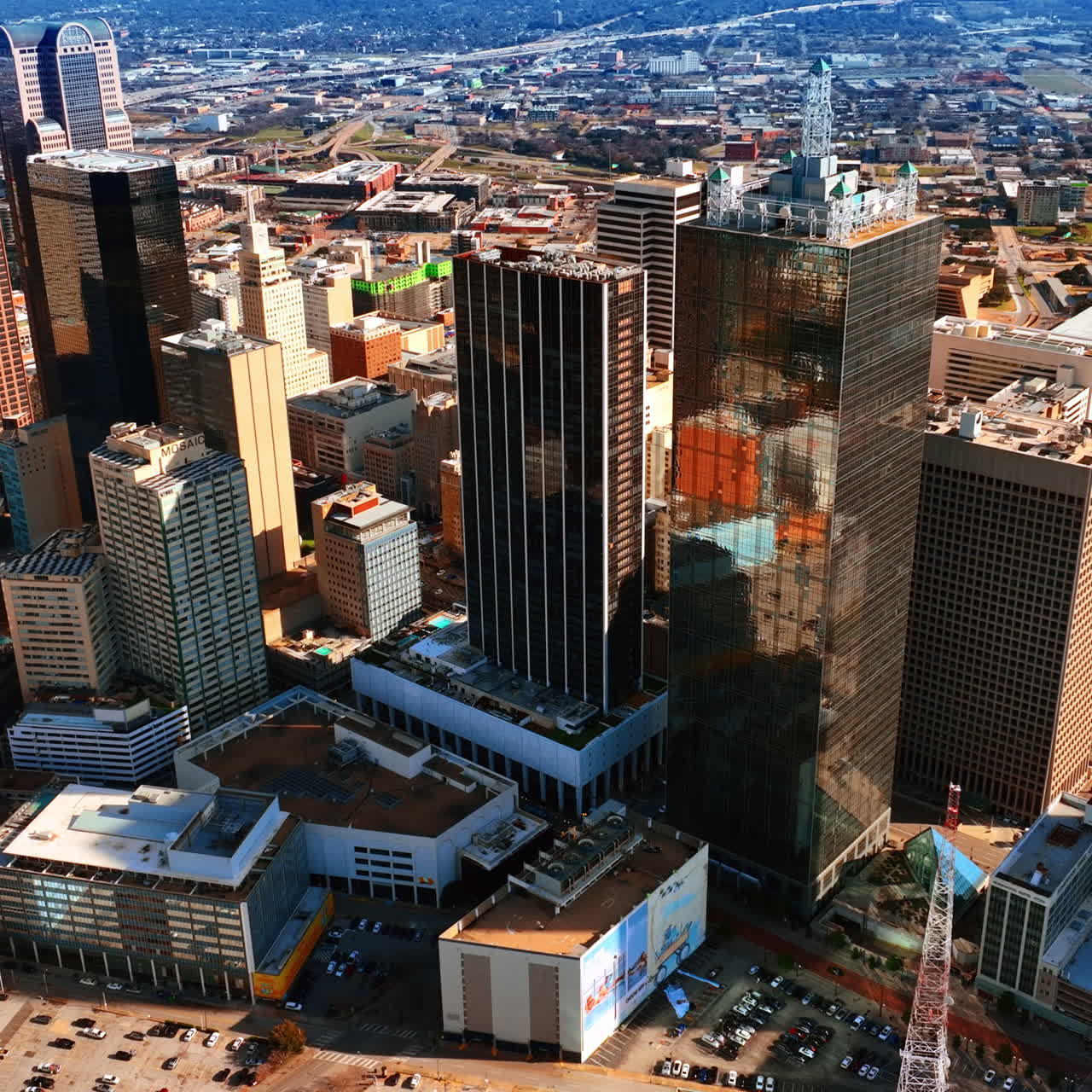 Un gruppo di diversi edifici che si ergono vicini l'uno all'altro nel centro di Dallas, Texas, USA. Prospettiva aerea.